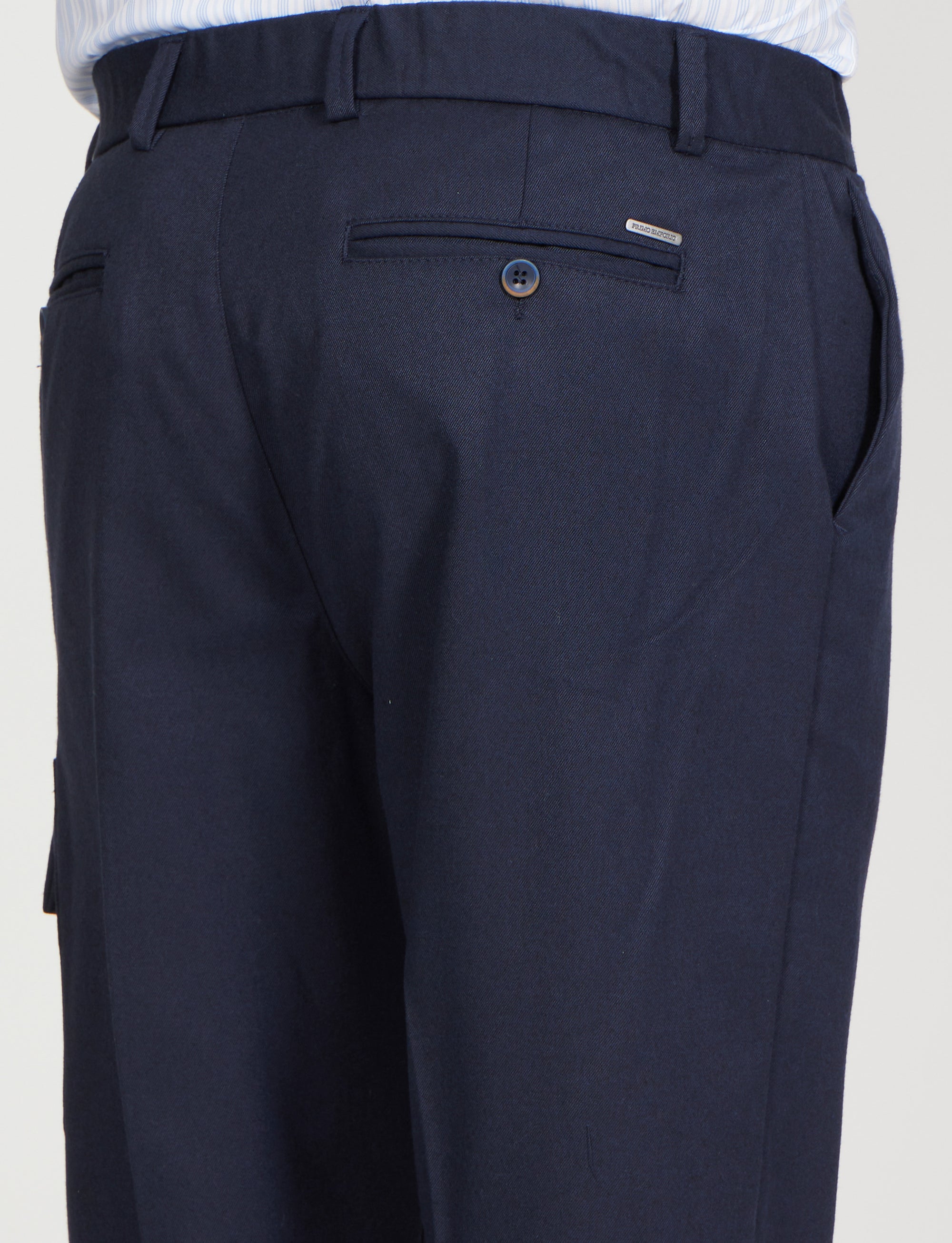 Pantalone con tasca laterale