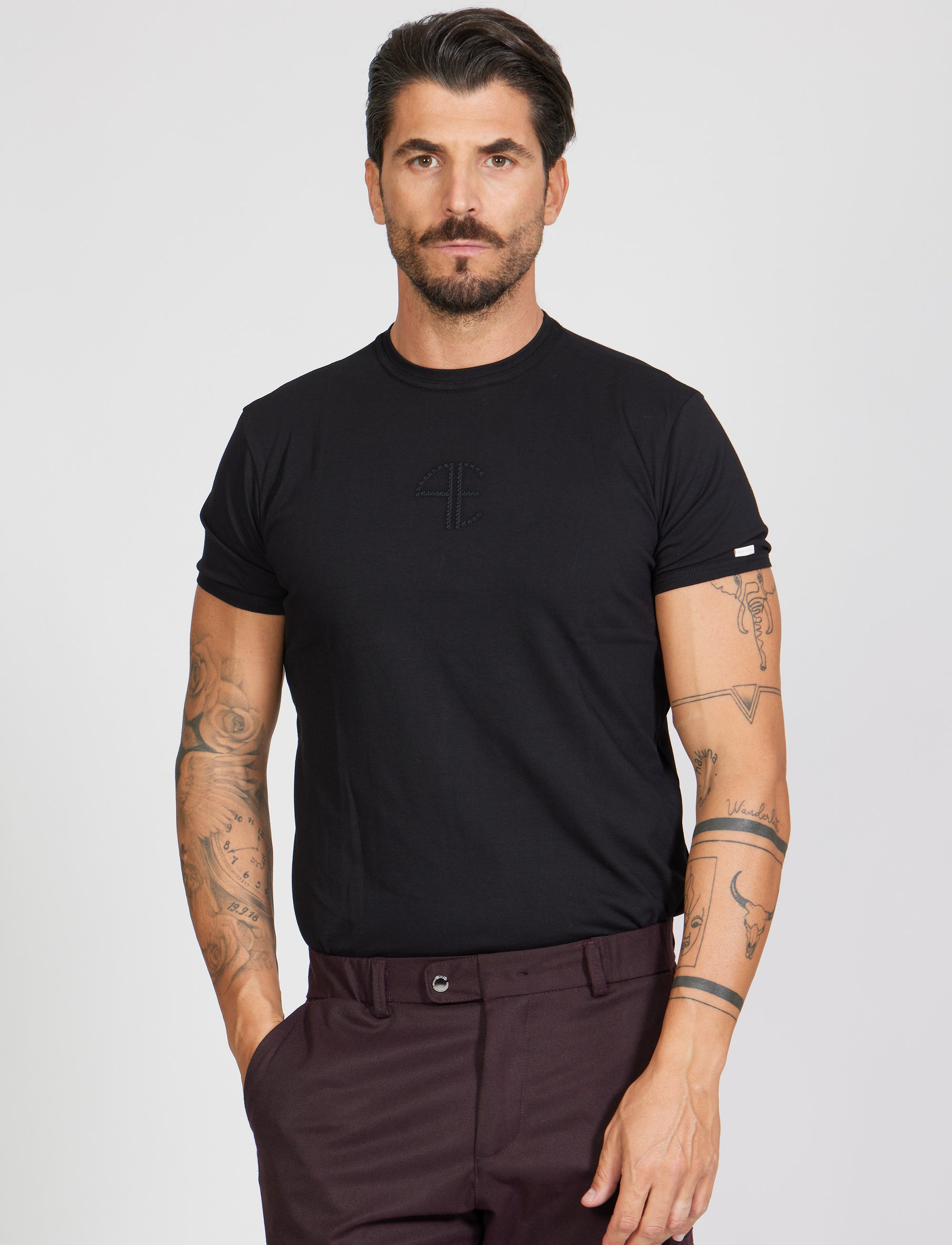 T-shirt elastica con logo ricamato