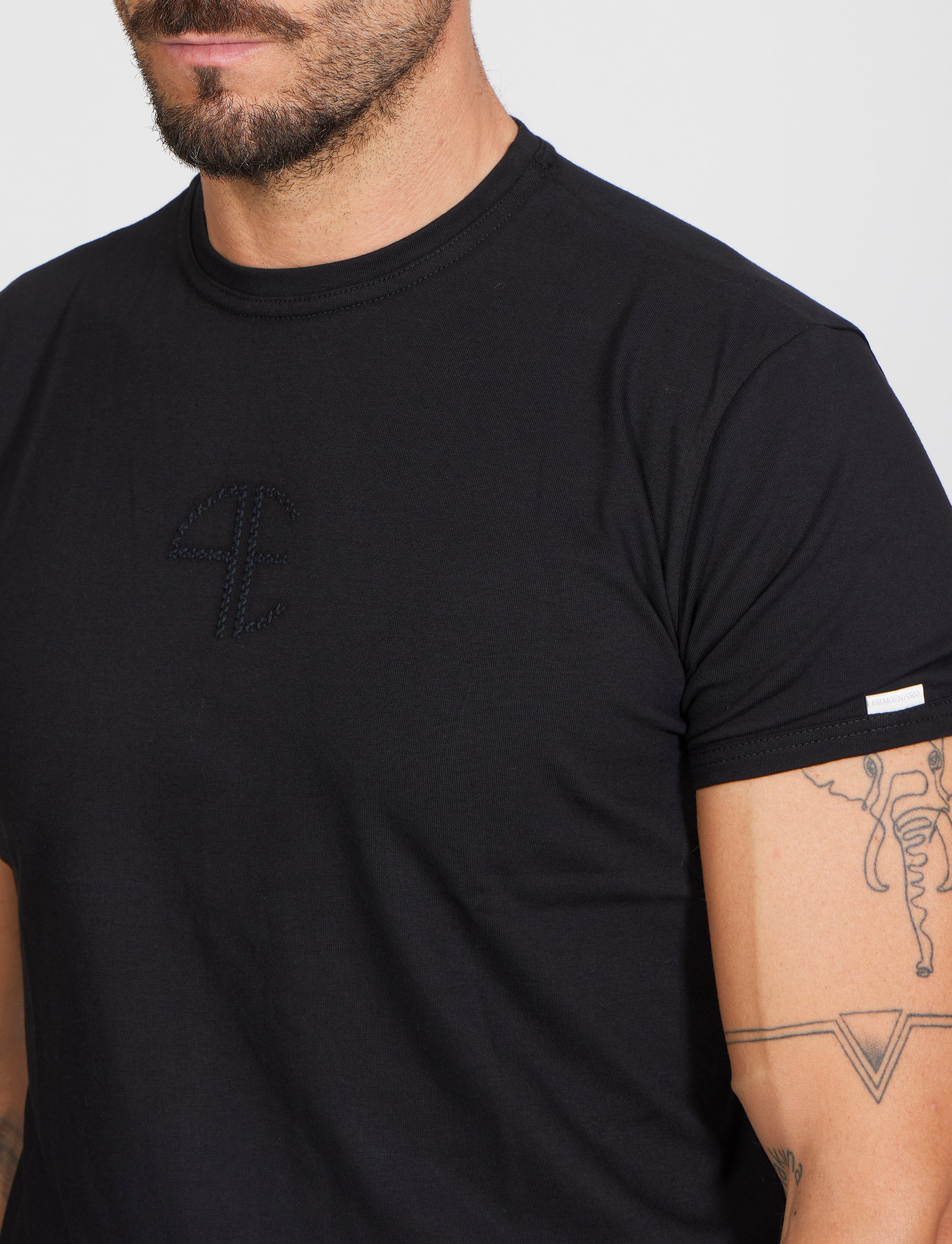 T-shirt elastica con logo ricamato