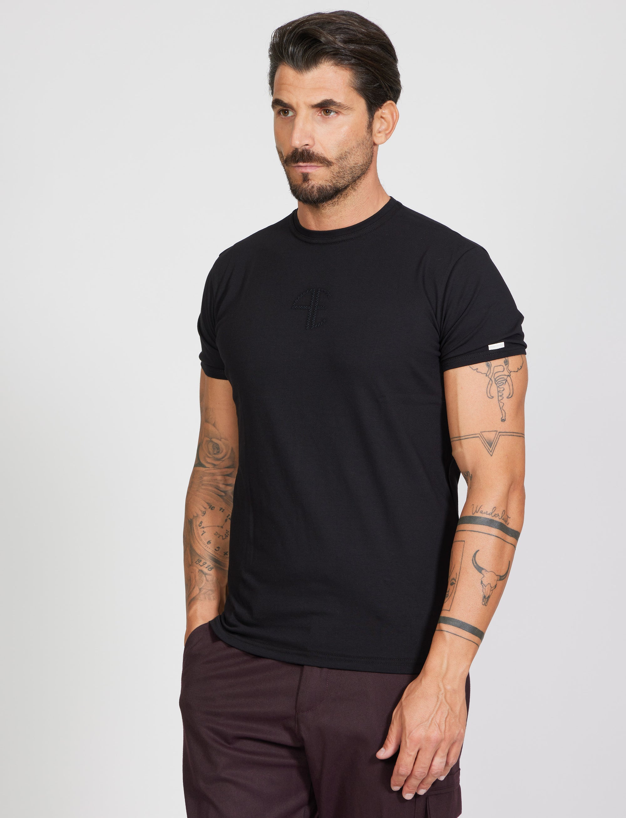 T-shirt elastica con logo ricamato