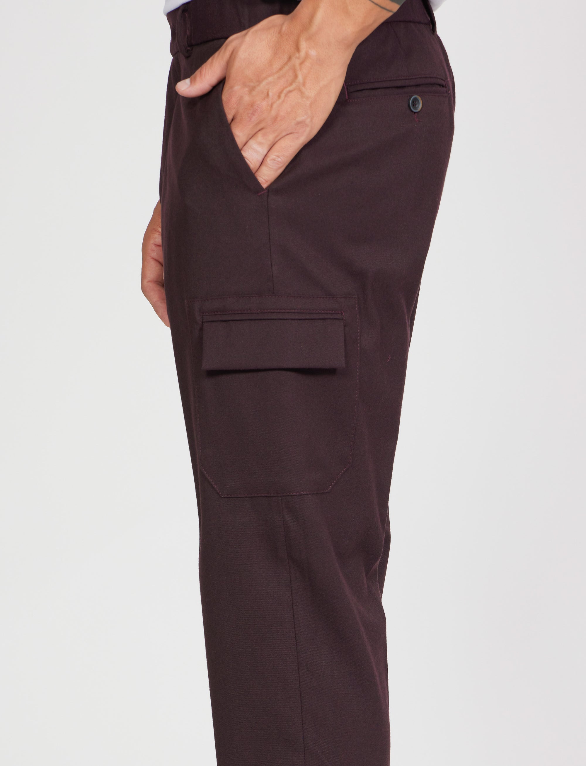 Pantalone con tasca laterale