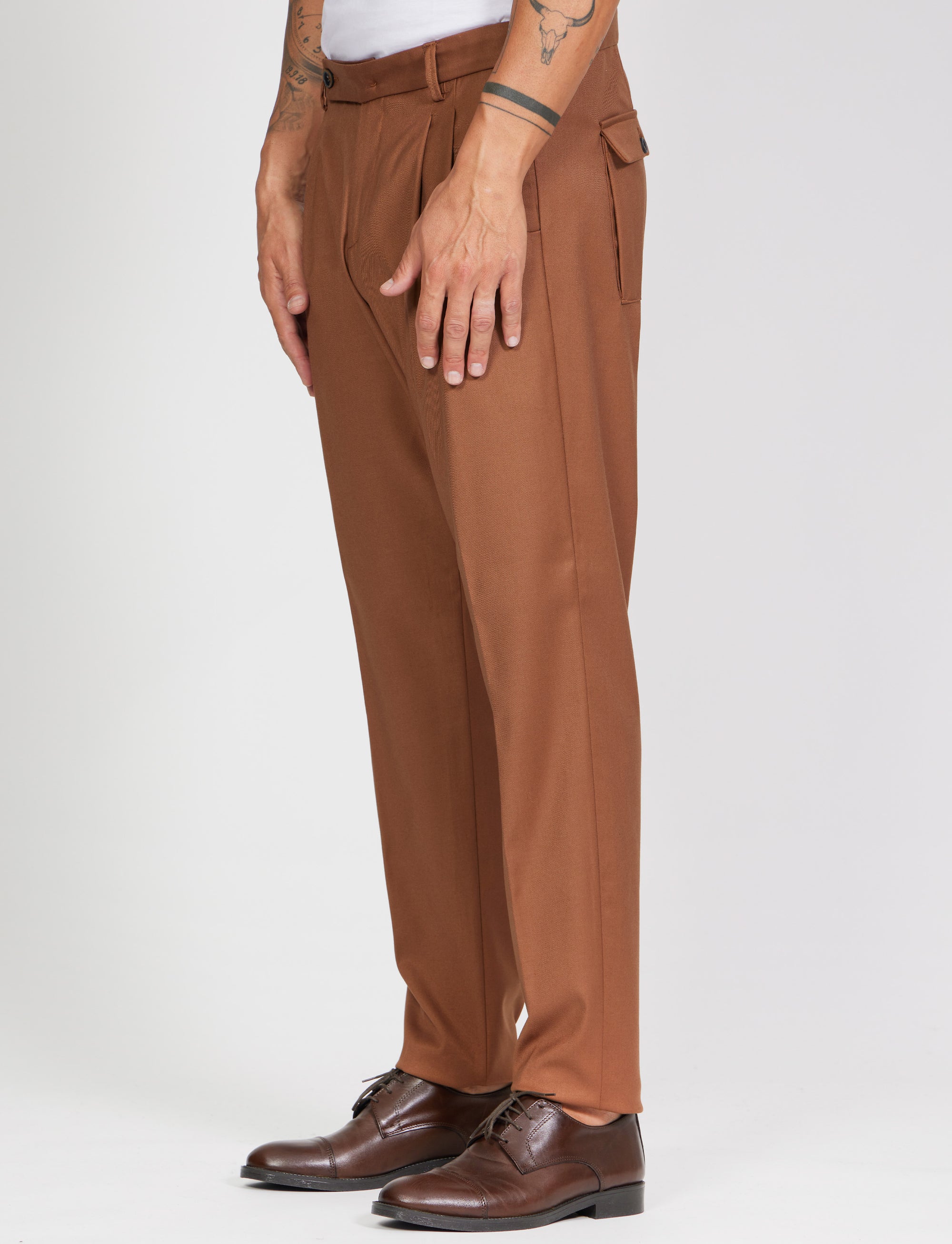 Pantalone con tasca con pattina