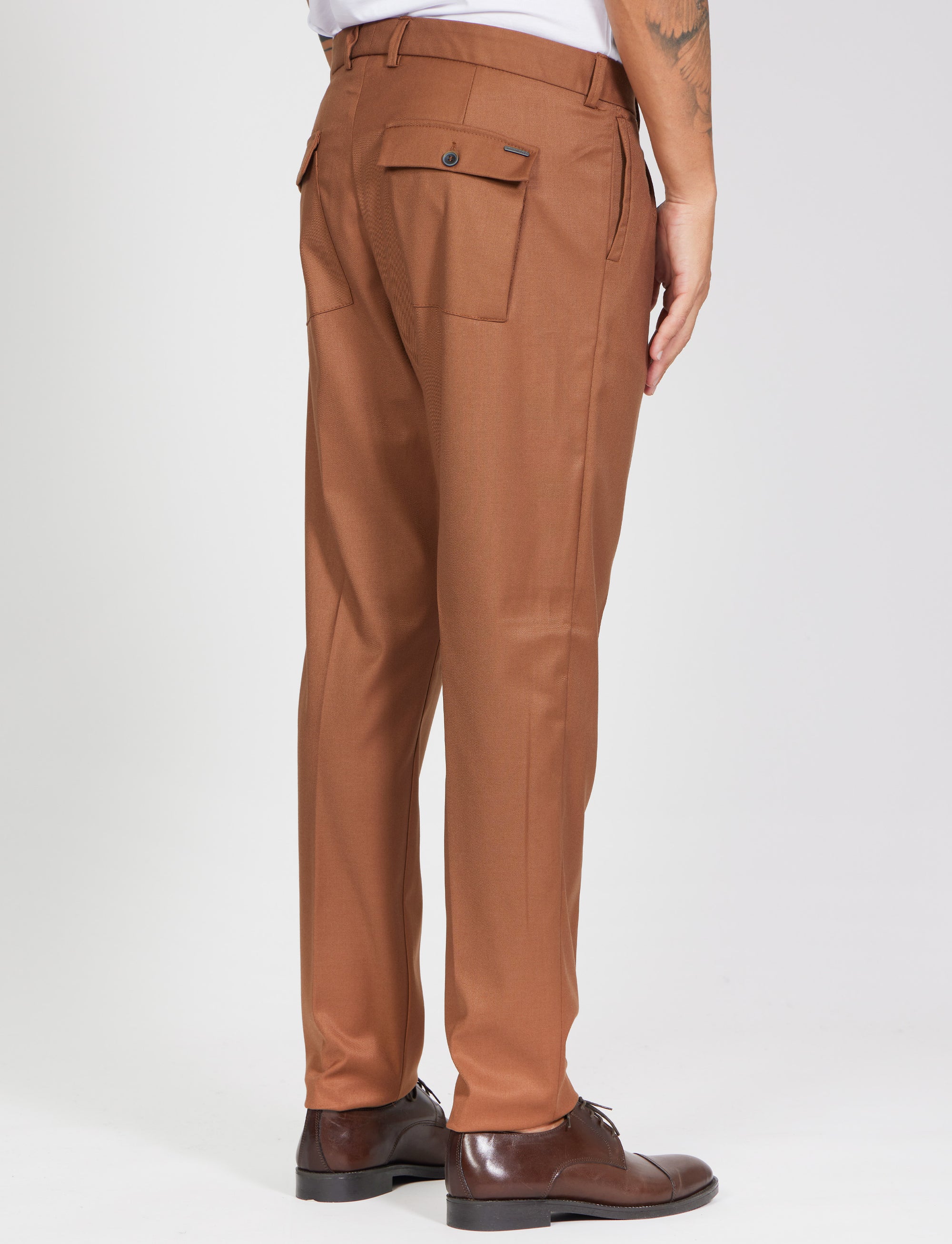 Pantalone con tasca con pattina