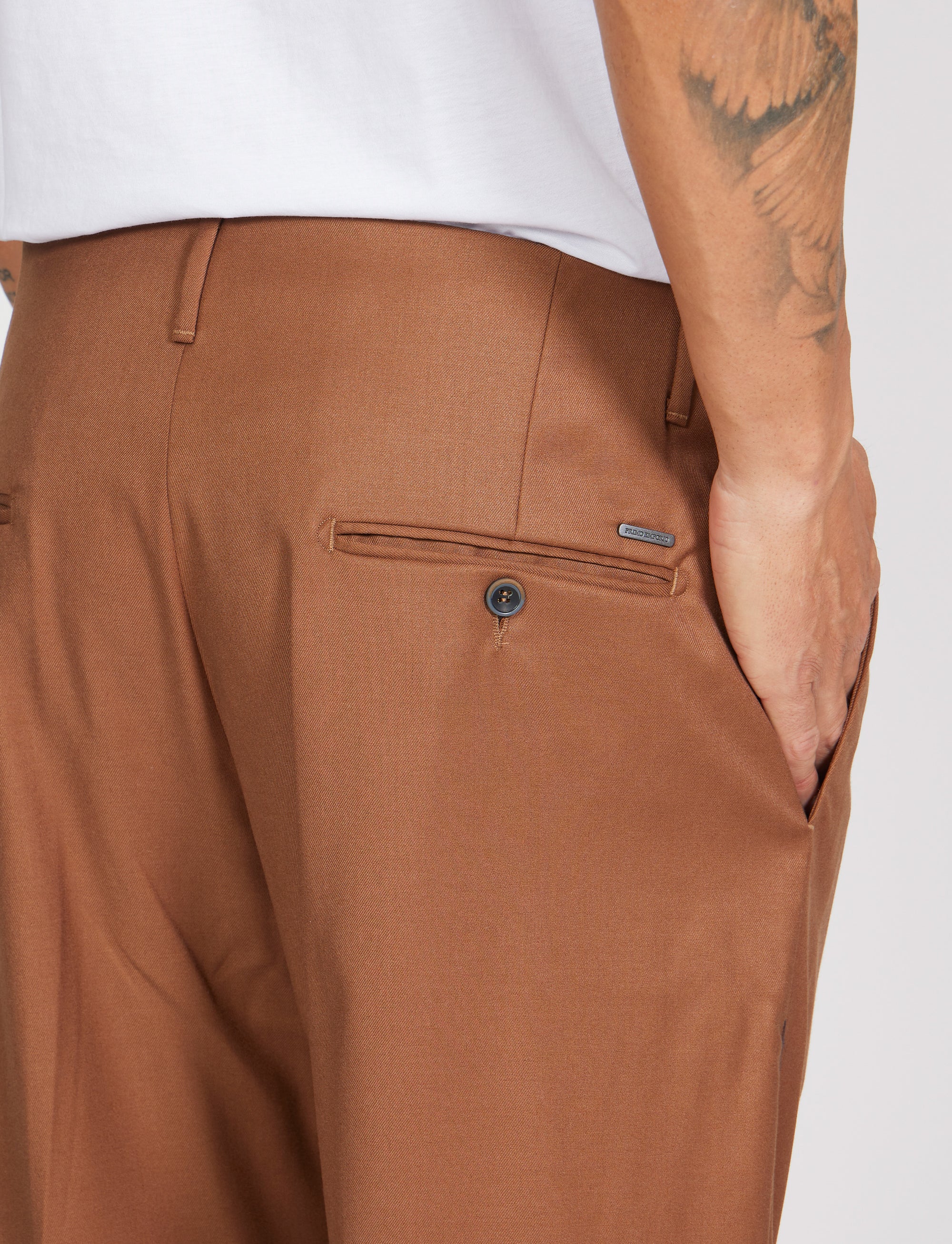 Pantalone con tasca con pattina