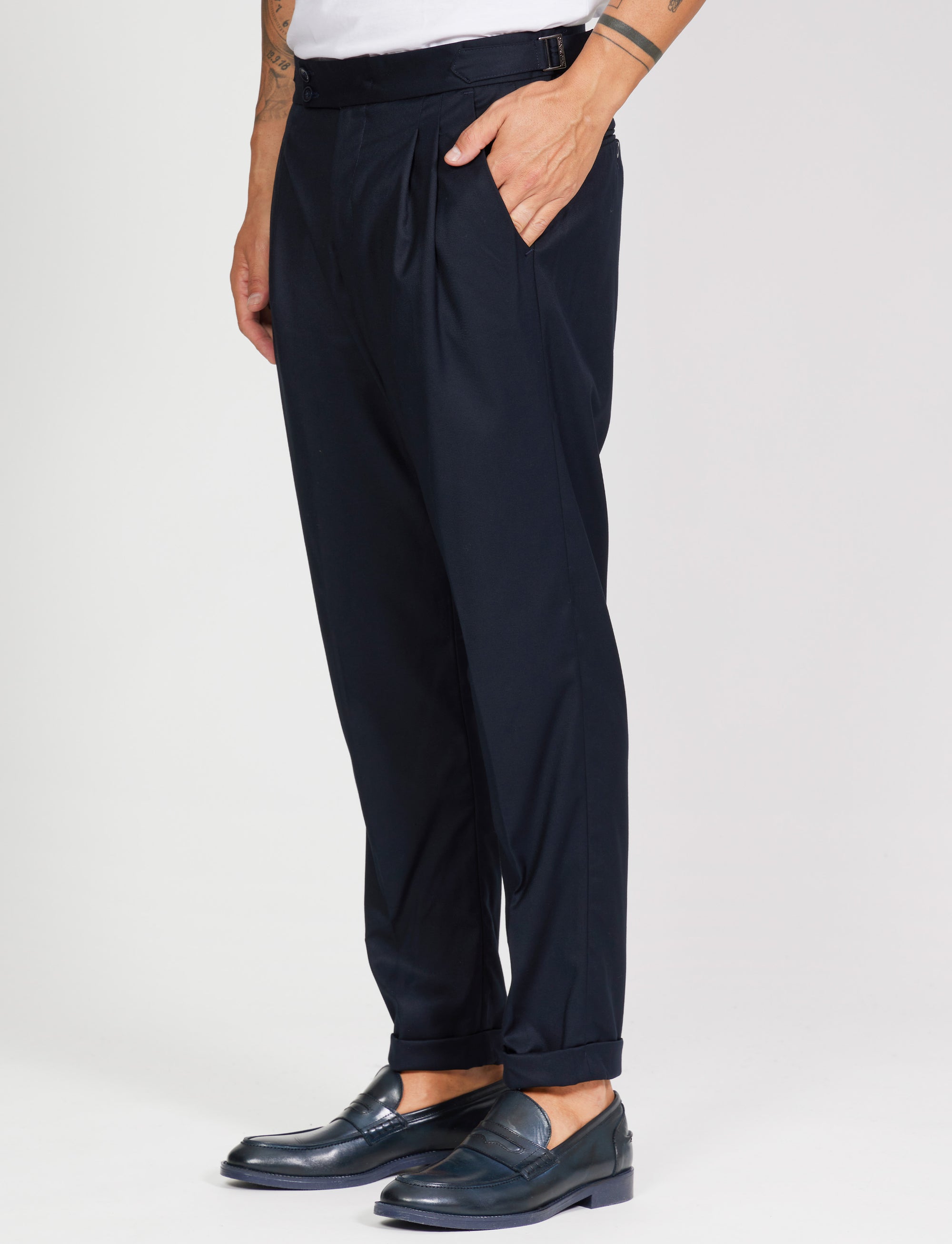Pantalone con fibbie laterali