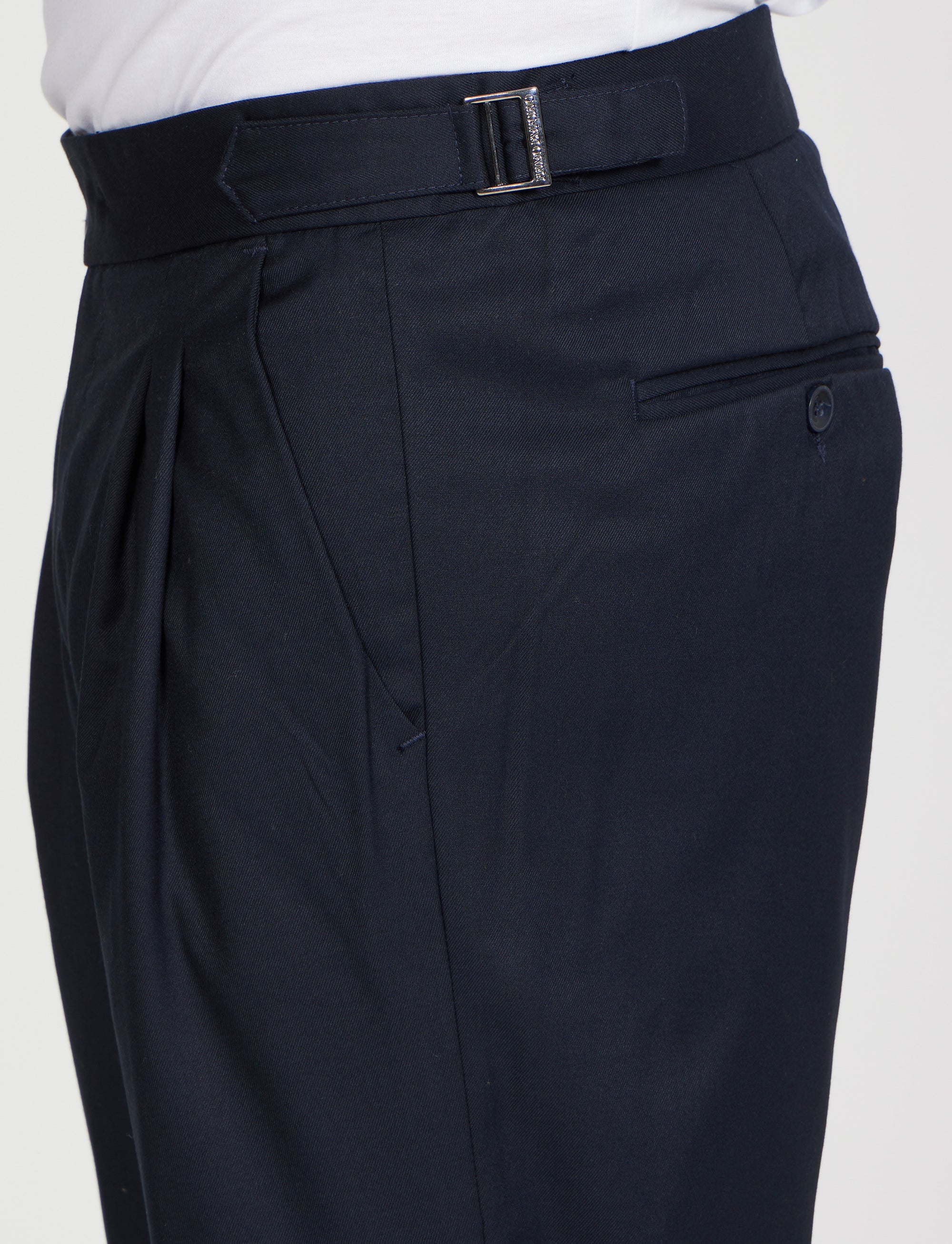 Pantalone con fibbie laterali