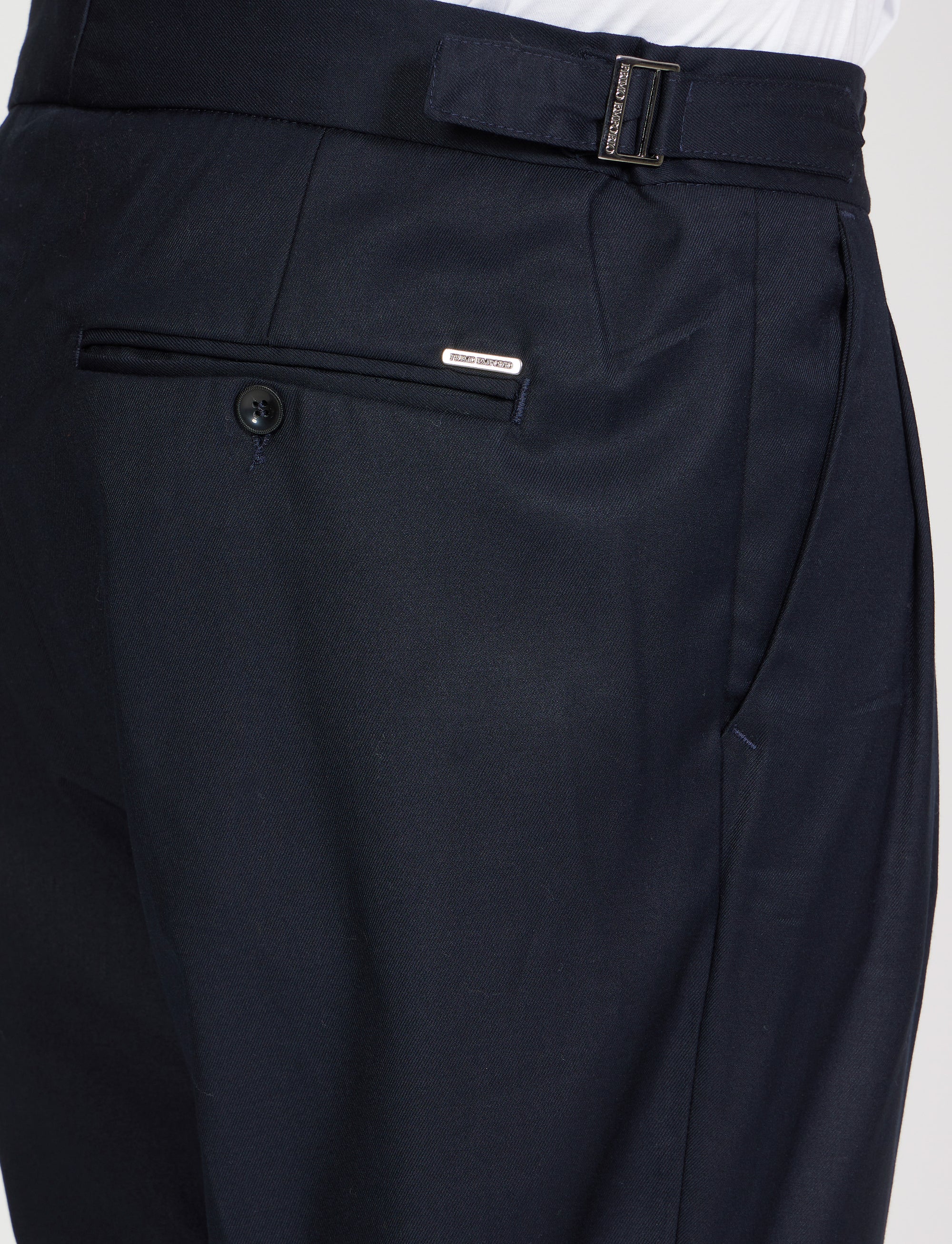 Pantalone con fibbie laterali