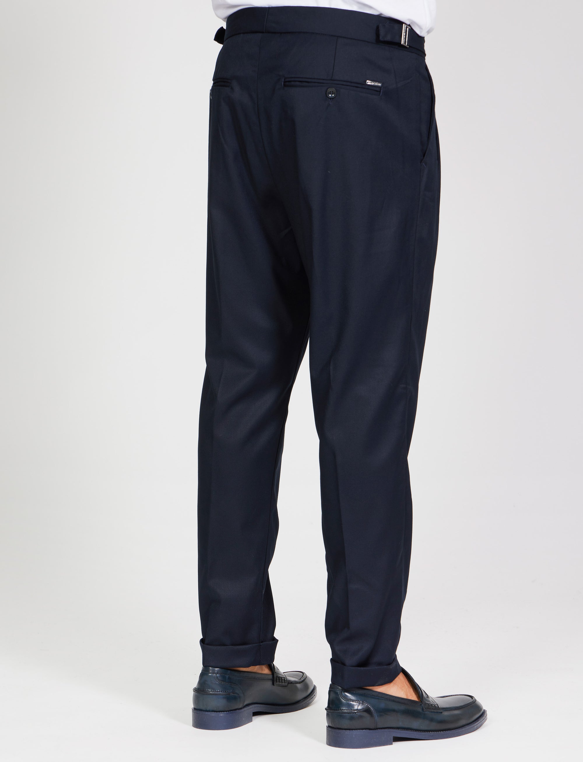 Pantalone con fibbie laterali