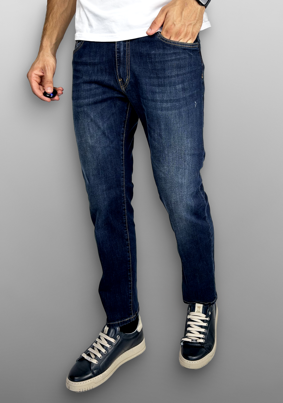 Jeans regular lavaggio con baffi