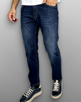 Jeans regular lavaggio con baffi