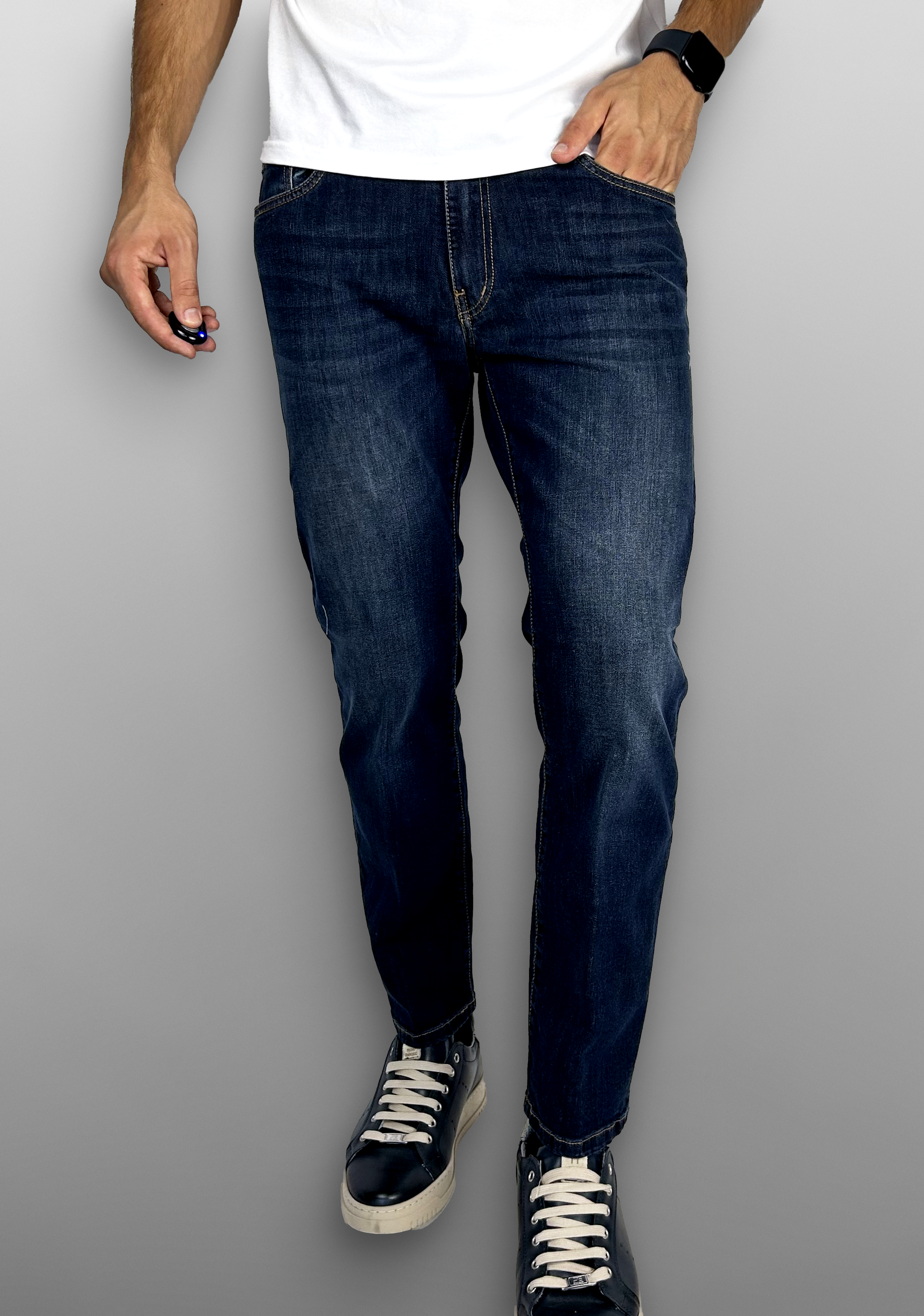 Jeans regular lavaggio con baffi