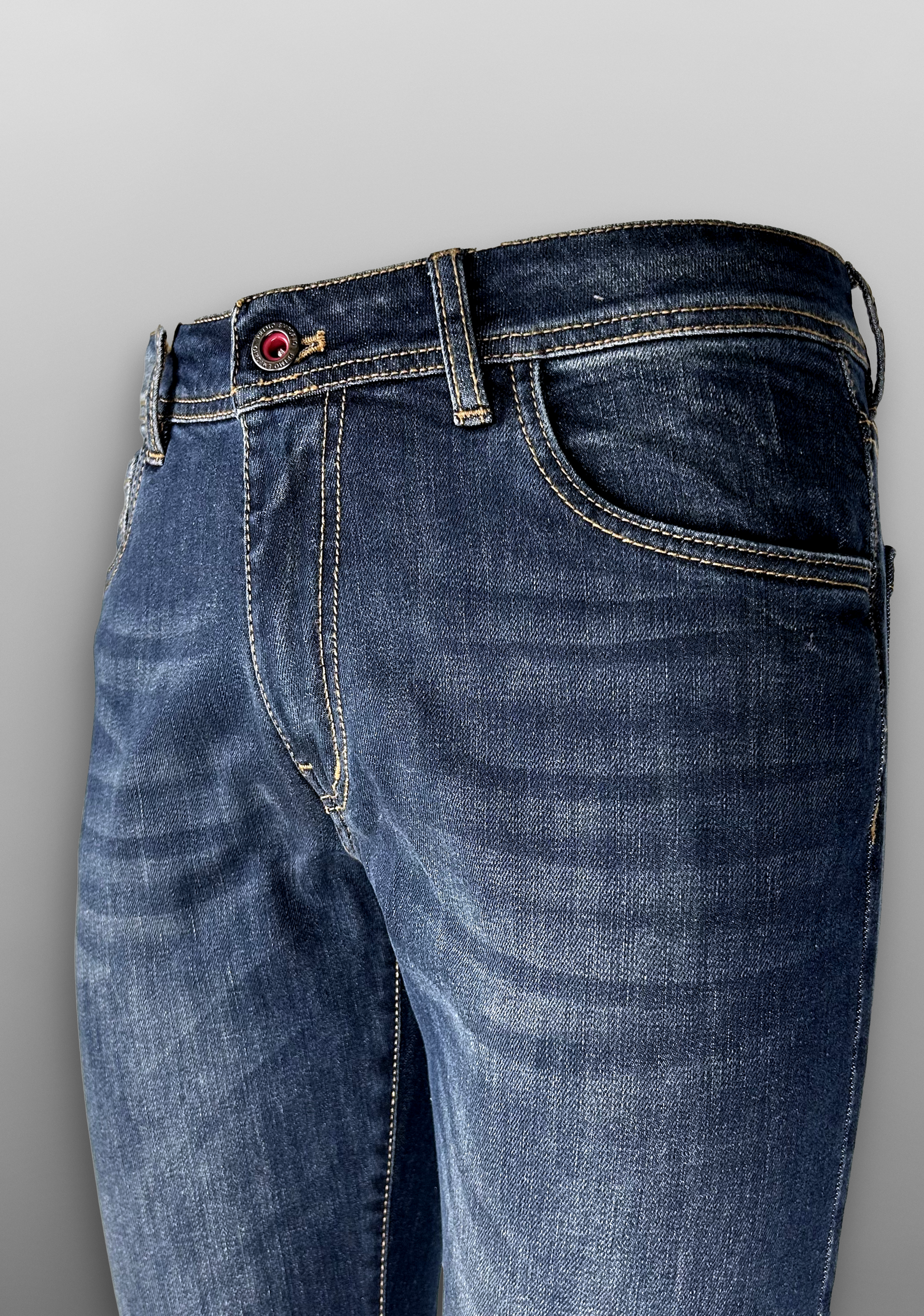 Jeans regular lavaggio con baffi