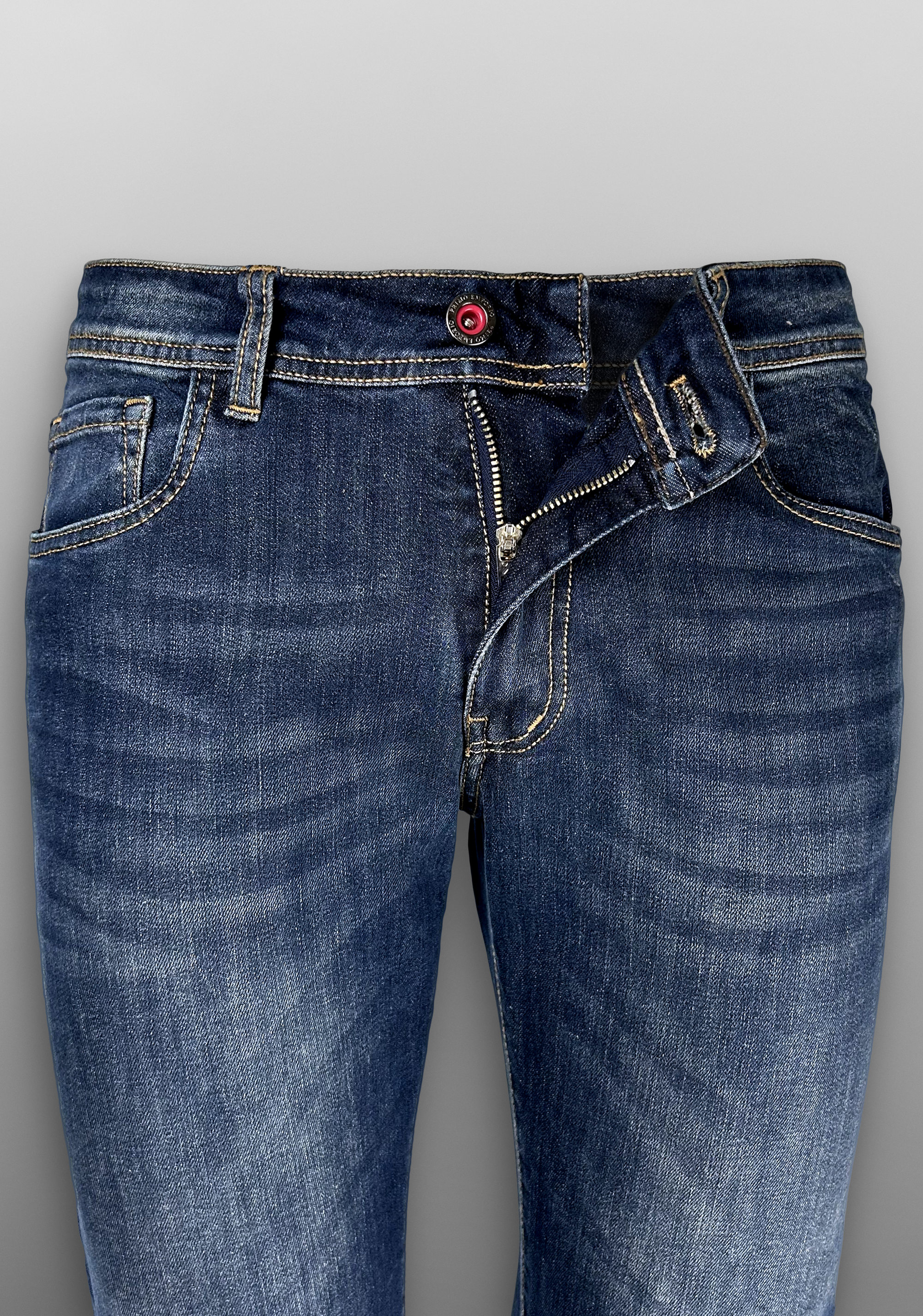 Jeans regular lavaggio con baffi